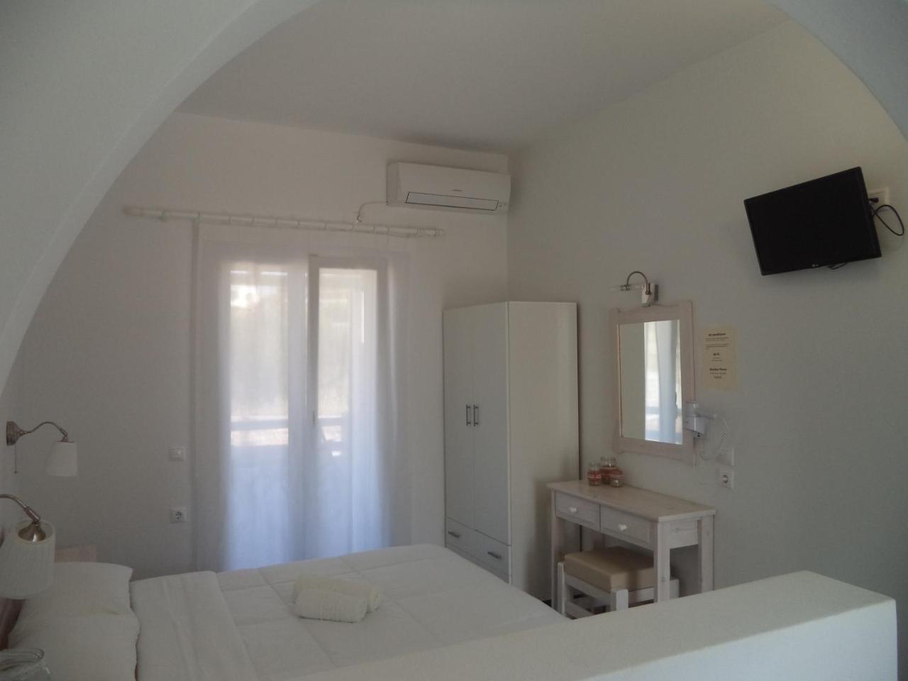 Taxiarchis Studios Agios Georgios  Екстер'єр фото